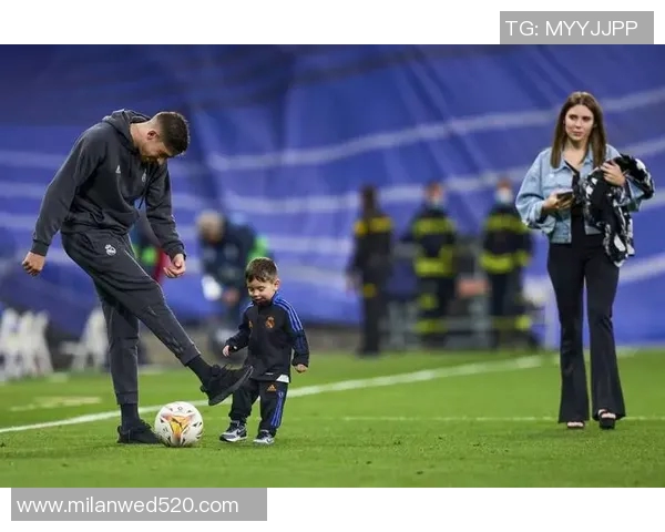 与足球明星同框瞬间分享我的足球梦想与热情的合影故事 与足球明星同框瞬间分享我的足球梦想与热情的合影故事